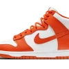 Revivez l'histoire du basketball avec la Nike Dunk High Syracuse. Une sneaker légendaire qui incarne l'esprit de compétition et le style vintage.