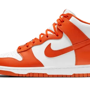 Revivez l'histoire du basketball avec la Nike Dunk High Syracuse. Une sneaker légendaire qui incarne l'esprit de compétition et le style vintage.