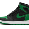 Plongez dans l'élégance intemporelle avec la Jordan 1 Retro High OG GS Black/Pine Green. Une sneaker emblématique qui marie style vintage et performance contemporaine.
