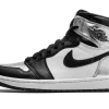 Explorez l'élégance métallique avec la Jordan 1 High OG Silver. Une sneaker emblématique qui allie style vintage et sophistication moderne.