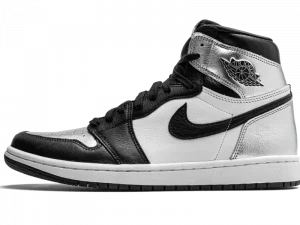Explorez l'élégance métallique avec la Jordan 1 High OG Silver. Une sneaker emblématique qui allie style vintage et sophistication moderne.