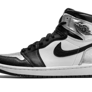 Explorez l'élégance métallique avec la Jordan 1 High OG Silver. Une sneaker emblématique qui allie style vintage et sophistication moderne.