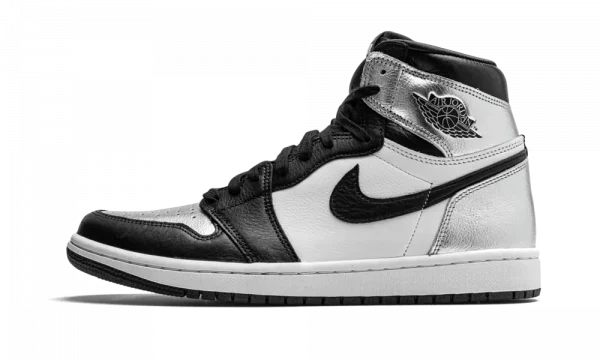 Explorez l'élégance métallique avec la Jordan 1 High OG Silver. Une sneaker emblématique qui allie style vintage et sophistication moderne.