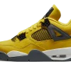 Ressentez l'énergie avec la Jordan 4 Lightning. Une icône du basket revisité pour capturer l'éclat de la victoire avec style.
