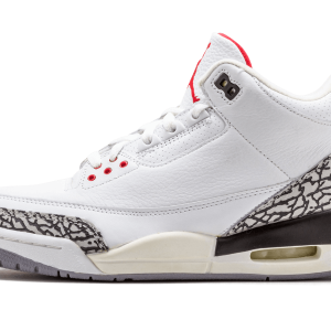 Plongez dans l'histoire avec l'Air Jordan Retro White Cement Reimagined. Une réinterprétation audacieuse d'un classique emblématique, fusionnant héritage et innovation.