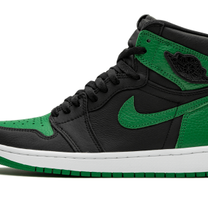 Plongez dans l'élégance intemporelle avec la Jordan 1 Retro High OG GS Black/Pine Green. Une sneaker emblématique qui marie style vintage et performance contemporaine.