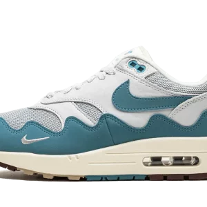 Découvrez l'essence du streetwear avec la Nike Air Max 1 Patta. Une collaboration emblématique entre Nike et Patta, offrant un style unique et une esthétique audacieuse.