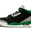 Plongez dans l'audace du style avec la Jordan 3 Pine Green. Une sneaker emblématique qui fusionne l'héritage du basketball et l'esthétique contemporaine.