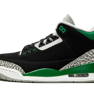 Plongez dans l'audace du style avec la Jordan 3 Pine Green. Une sneaker emblématique qui fusionne l'héritage du basketball et l'esthétique contemporaine.