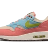Plongez dans l'essence de la réinvention avec l'Air Max 1 Light Madder Root. Une interprétation contemporaine d'un classique intemporel, alliant confort et style.