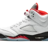 Plongez dans l'histoire avec la Jordan 5 Retro Fire Red Silver Tongue. Une icône du basketball revisité, fusionnant l'héritage et le style contemporain.