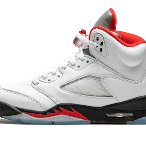 Plongez dans l'histoire avec la Jordan 5 Retro Fire Red Silver Tongue. Une icône du basketball revisité, fusionnant l'héritage et le style contemporain.