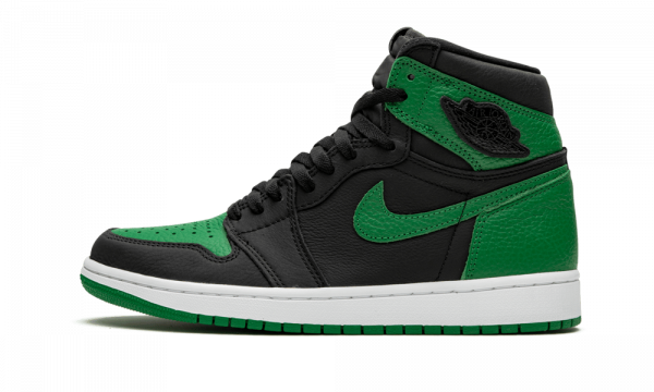 Plongez dans l'élégance intemporelle avec la Jordan 1 Retro High OG GS Black/Pine Green. Une sneaker emblématique qui marie style vintage et performance contemporaine.