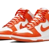 Revivez l'histoire du basketball avec la Nike Dunk High Syracuse. Une sneaker légendaire qui incarne l'esprit de compétition et le style vintage.