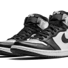 Explorez l'élégance métallique avec la Jordan 1 High OG Silver. Une sneaker emblématique qui allie style vintage et sophistication moderne.