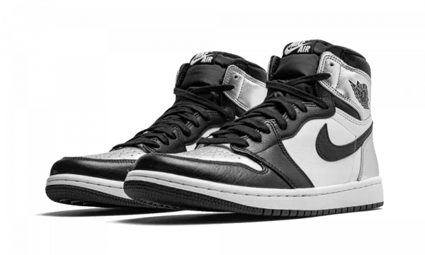 Explorez l'élégance métallique avec la Jordan 1 High OG Silver. Une sneaker emblématique qui allie style vintage et sophistication moderne.