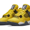 Ressentez l'énergie avec la Jordan 4 Lightning. Une icône du basket revisité pour capturer l'éclat de la victoire avec style.