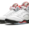 Plongez dans l'histoire avec la Jordan 5 Retro Fire Red Silver Tongue. Une icône du basketball revisité, fusionnant l'héritage et le style contemporain.
