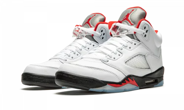 Plongez dans l'histoire avec la Jordan 5 Retro Fire Red Silver Tongue. Une icône du basketball revisité, fusionnant l'héritage et le style contemporain.
