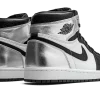Explorez l'élégance métallique avec la Jordan 1 High OG Silver. Une sneaker emblématique qui allie style vintage et sophistication moderne.