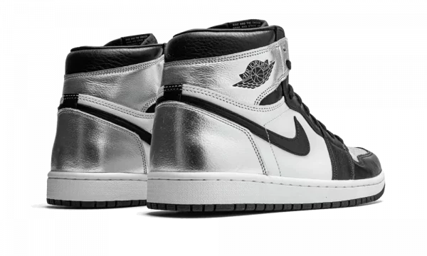 Explorez l'élégance métallique avec la Jordan 1 High OG Silver. Une sneaker emblématique qui allie style vintage et sophistication moderne.