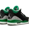Plongez dans l'audace du style avec la Jordan 3 Pine Green. Une sneaker emblématique qui fusionne l'héritage du basketball et l'esthétique contemporaine.
