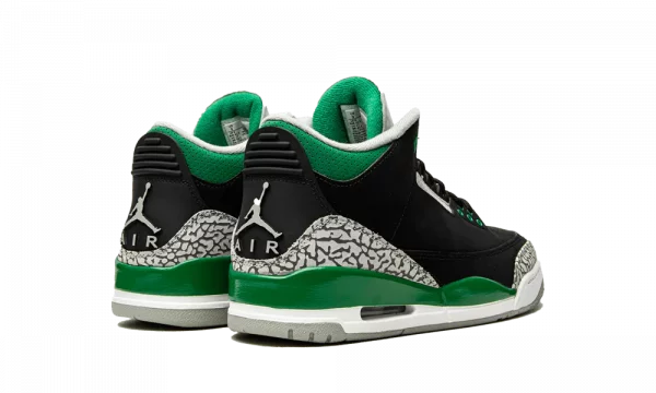 Plongez dans l'audace du style avec la Jordan 3 Pine Green. Une sneaker emblématique qui fusionne l'héritage du basketball et l'esthétique contemporaine.