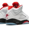 Plongez dans l'histoire avec la Jordan 5 Retro Fire Red Silver Tongue. Une icône du basketball revisité, fusionnant l'héritage et le style contemporain.