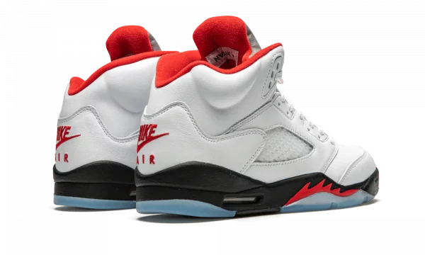Plongez dans l'histoire avec la Jordan 5 Retro Fire Red Silver Tongue. Une icône du basketball revisité, fusionnant l'héritage et le style contemporain.