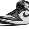 Explorez l'élégance métallique avec la Jordan 1 High OG Silver. Une sneaker emblématique qui allie style vintage et sophistication moderne.