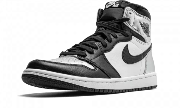 Explorez l'élégance métallique avec la Jordan 1 High OG Silver. Une sneaker emblématique qui allie style vintage et sophistication moderne.