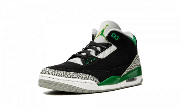 Plongez dans l'audace du style avec la Jordan 3 Pine Green. Une sneaker emblématique qui fusionne l'héritage du basketball et l'esthétique contemporaine.