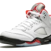 Plongez dans l'histoire avec la Jordan 5 Retro Fire Red Silver Tongue. Une icône du basketball revisité, fusionnant l'héritage et le style contemporain.