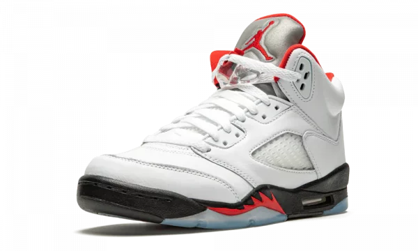 Plongez dans l'histoire avec la Jordan 5 Retro Fire Red Silver Tongue. Une icône du basketball revisité, fusionnant l'héritage et le style contemporain.