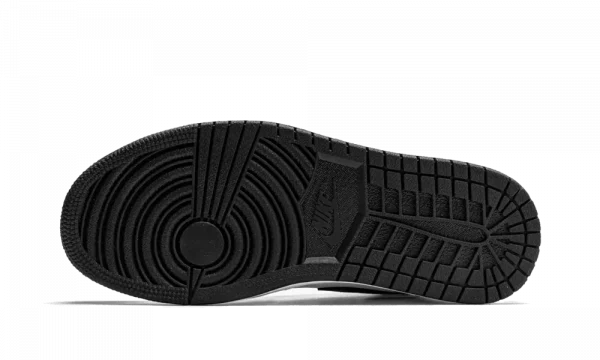 Explorez l'élégance métallique avec la Jordan 1 High OG Silver. Une sneaker emblématique qui allie style vintage et sophistication moderne.