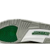 Plongez dans l'audace du style avec la Jordan 3 Pine Green. Une sneaker emblématique qui fusionne l'héritage du basketball et l'esthétique contemporaine.