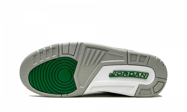 Plongez dans l'audace du style avec la Jordan 3 Pine Green. Une sneaker emblématique qui fusionne l'héritage du basketball et l'esthétique contemporaine.