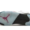 Plongez dans l'histoire avec la Jordan 5 Retro Fire Red Silver Tongue. Une icône du basketball revisité, fusionnant l'héritage et le style contemporain.
