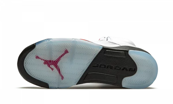 Plongez dans l'histoire avec la Jordan 5 Retro Fire Red Silver Tongue. Une icône du basketball revisité, fusionnant l'héritage et le style contemporain.