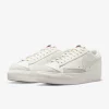 Découvrez l'audace de la Nike Blazer Low Plateforme. Un mariage unique entre rétro et contemporain, offrant une élévation stylisée à chaque pas.