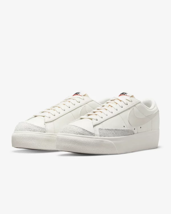 Découvrez l'audace de la Nike Blazer Low Plateforme. Un mariage unique entre rétro et contemporain, offrant une élévation stylisée à chaque pas.