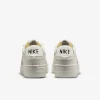 Découvrez l'audace de la Nike Blazer Low Plateforme. Un mariage unique entre rétro et contemporain, offrant une élévation stylisée à chaque pas.