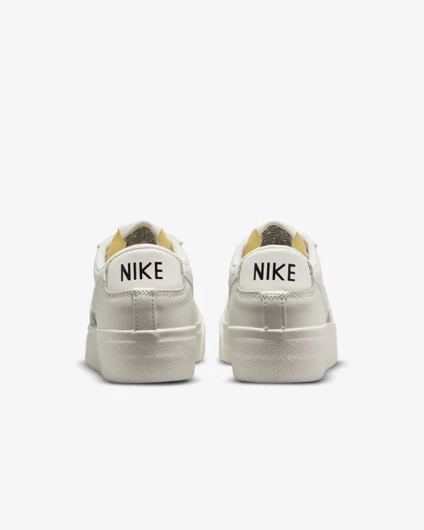 Découvrez l'audace de la Nike Blazer Low Plateforme. Un mariage unique entre rétro et contemporain, offrant une élévation stylisée à chaque pas.
