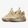 Découvrez l'élégance artisanale de la Nike Huarache Craft Sable. Un mariage parfait entre tradition et modernité, offrant un confort inégalé et un style distinctif pour chaque démarche.