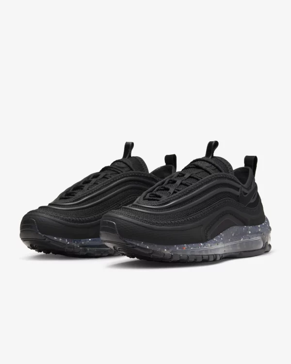 Plongez dans l'aventure avec la Nike Air Max Terrascape 97. Une fusion audacieuse de style et de performance, conçue pour les explorateurs urbains modernes.