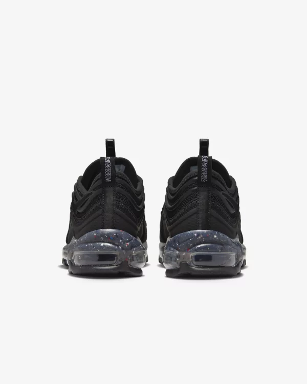 Plongez dans l'aventure avec la Nike Air Max Terrascape 97. Une fusion audacieuse de style et de performance, conçue pour les explorateurs urbains modernes.