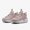 Plongez dans l'élégance féminine de la Nike Huarache Craft Rose. Une fusion délicate de confort et de style, offrant une touche de raffinement à chaque pas.
