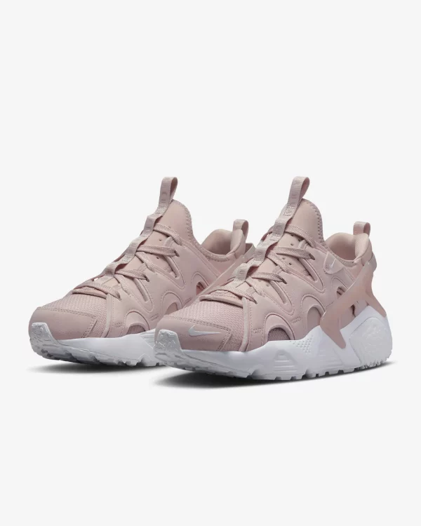 Plongez dans l'élégance féminine de la Nike Huarache Craft Rose. Une fusion délicate de confort et de style, offrant une touche de raffinement à chaque pas.