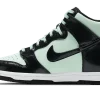Plongez dans l'élégance sportive avec la Dunk High All Star. Une sneaker emblématique qui célèbre l'excellence du basketball et du style.