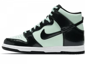 Plongez dans l'élégance sportive avec la Dunk High All Star. Une sneaker emblématique qui célèbre l'excellence du basketball et du style.